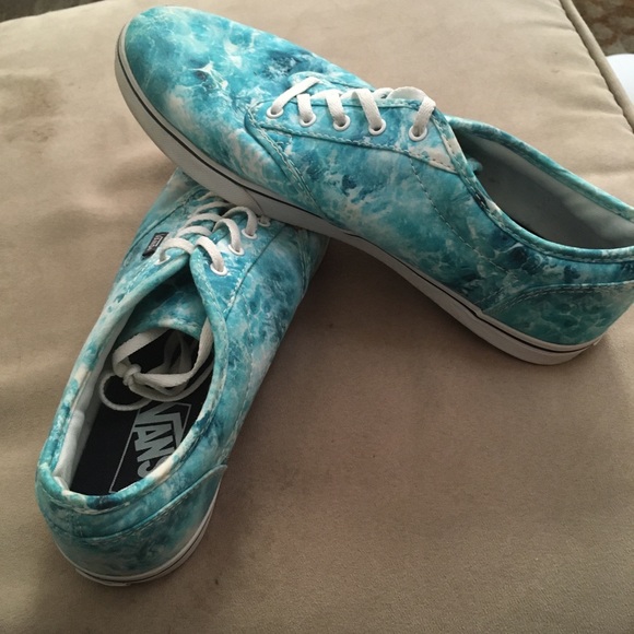 Women’ Vans - Picture 2 of 4